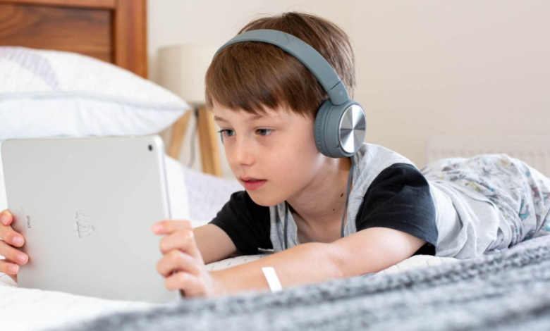 How to Create a Phone Use Agreement With Your Child
